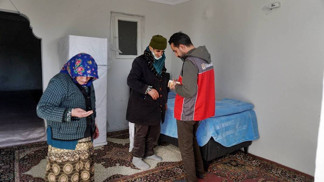 Komşular kötü kokudan şikayetçi olunca şaşırtan gerçek ortaya çıktı! 1 traktör kasasıyla anca taşınabildi 3